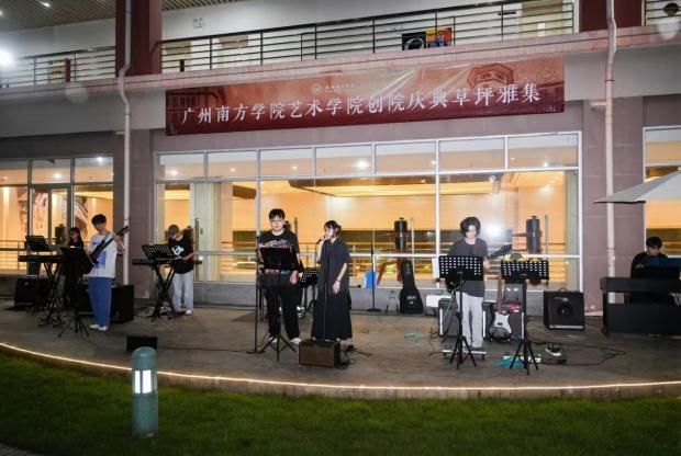 说明: 微信图片_草坪演唱 说明: 微信图片_草坪演唱
